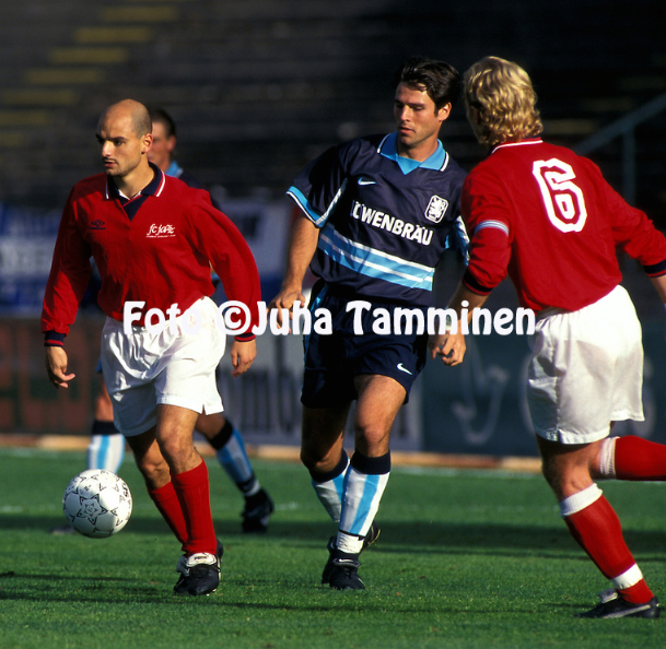 FutbolistasAXEM's tweet photo. #AXEMRetro 🇦🇷 Favio Orsi (@favioorsi) jugando en el @FC_Jazz de #Finlandia 🇫🇮. El actual entrenador de San Martín de Tucumán disputó 9 partidos por la liga, 2 de #ChampionsLeague y 2 de #CopaUEFA en 1997. La 📷 es de @TamminenJuha y corresponde a un partido ante Munich 1860. https://t.co/IRx48k4zkr