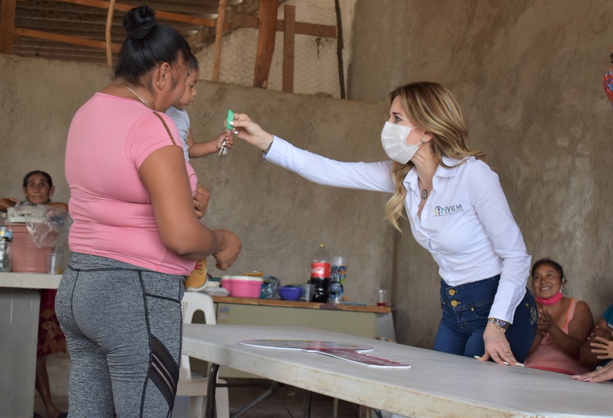 HuertaYesmin's tweet photo. Hoy realicé la entrega de 27 casas a habitantes de San Francisco de los ranchos, en la Huacana, como parte del programa de vivienda para que más familias tengan un resguardo seguro ante el COVID-19. 
#MichoacanSeEscucha https://t.co/t3g8AutiSA