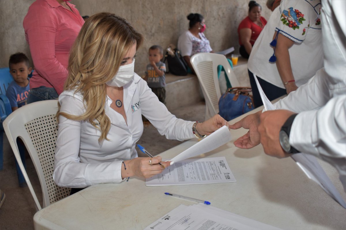 HuertaYesmin's tweet photo. Hoy realicé la entrega de 27 casas a habitantes de San Francisco de los ranchos, en la Huacana, como parte del programa de vivienda para que más familias tengan un resguardo seguro ante el COVID-19. 
#MichoacanSeEscucha https://t.co/t3g8AutiSA