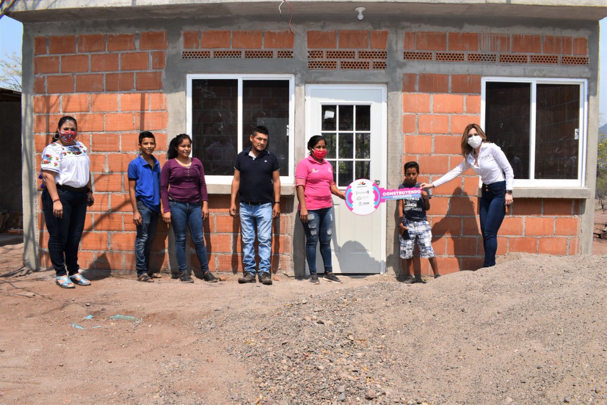 HuertaYesmin's tweet photo. Hoy realicé la entrega de 27 casas a habitantes de San Francisco de los ranchos, en la Huacana, como parte del programa de vivienda para que más familias tengan un resguardo seguro ante el COVID-19. 
#MichoacanSeEscucha https://t.co/t3g8AutiSA