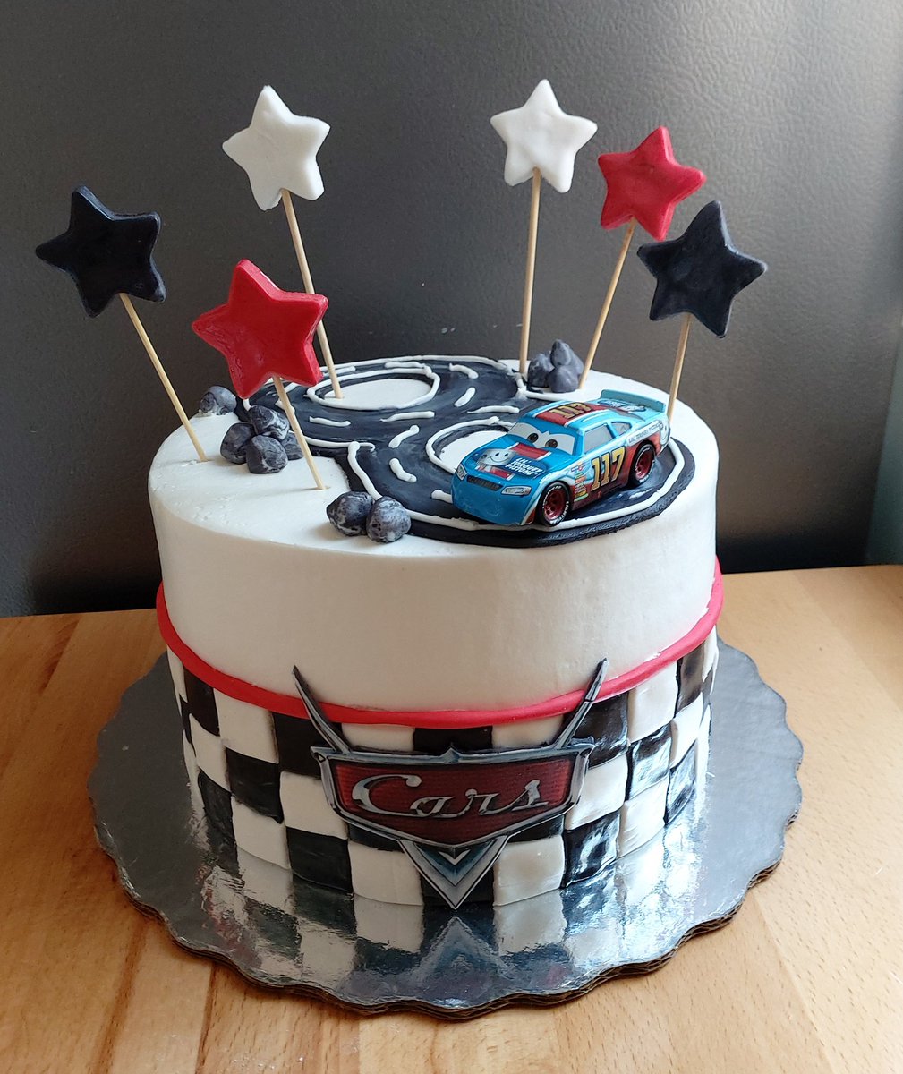 dulcee_vidaa's tweet photo. Pastel temática Cars, pan sabor piña colada. 
#instacake #cakepersonalizado #cakecreations #cakelovers #disneypixarcake #carscake #amorportutrabajo💜 #pasteleramexicana #reposteramexicana #pastrylife #pastrycreations #pastryinspiration #pastrylove💜 #cdjrz #dulcevida https://t.co/rxAFnbdYiV