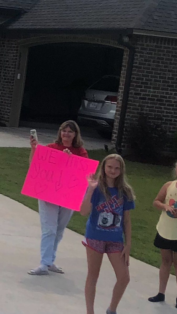 lppstranspdept's tweet photo. Walker Elementary bus drivers did a parade for their students https://t.co/rIes5pCiH4
