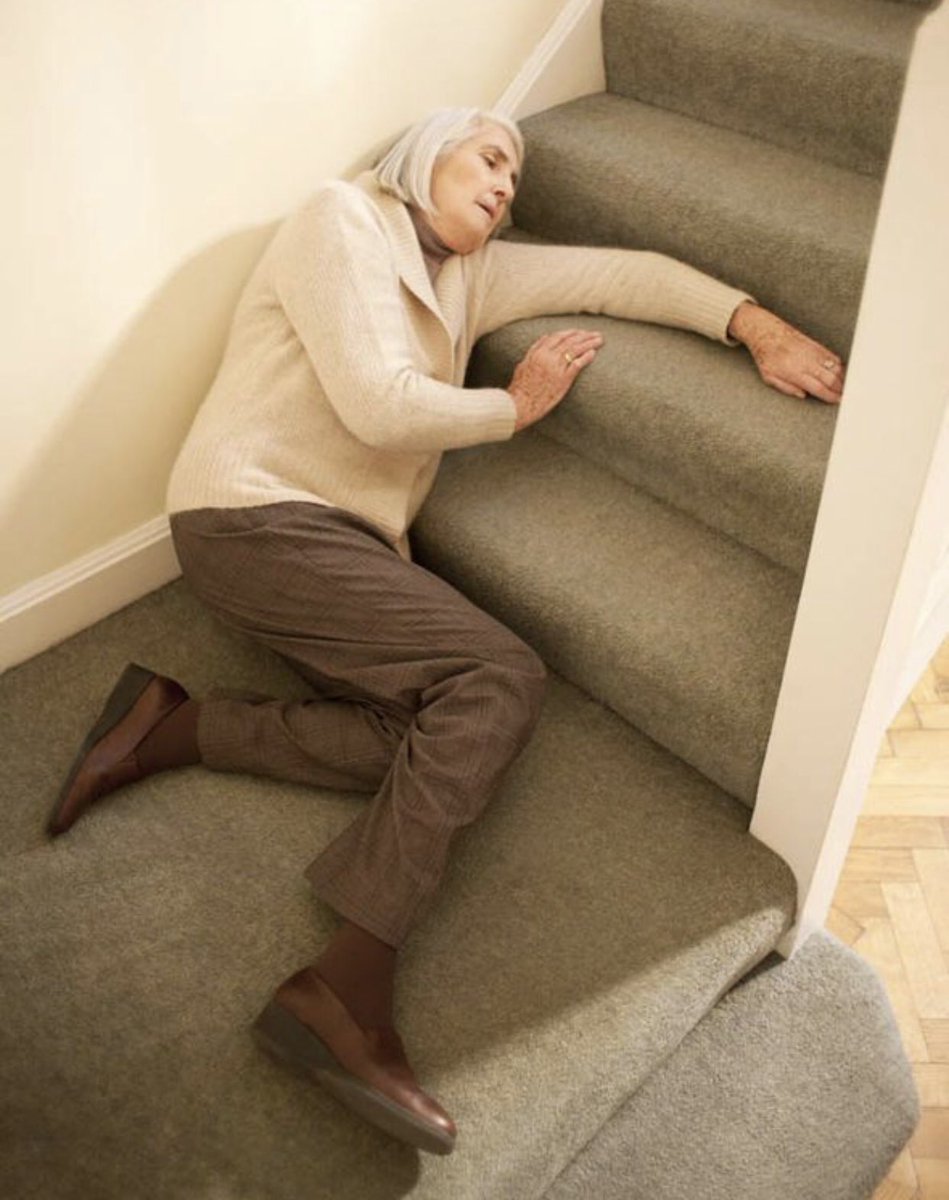 NicholleBlank's tweet photo. My credit score needs a life alert button #HelpItsFallenAndCantGetUp https://t.co/VUQsO2ha3F