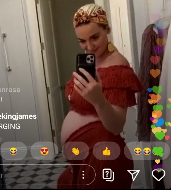 KatyPerryARG's tweet photo. Katy mostró su panza en la transmisión en vivo. 

#BabyCat ♥️ https://t.co/tf9y2owKA3