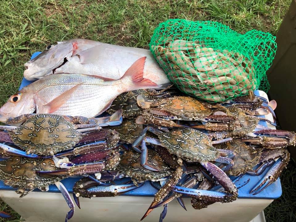 hookezeofficial's tweet photo. Anthony Coughran caught this nice feed from Southern Moreton Island - a Painted Sweetlip, a Squire, Eleven Sand Crabs & 1.5 kg of prawns.
#fishingaustralia #australianfishing #fishingmoretonisland #sandcrabs #sweetlip #squire #prawns #catchafeed https://t.co/kxD12Op3rk