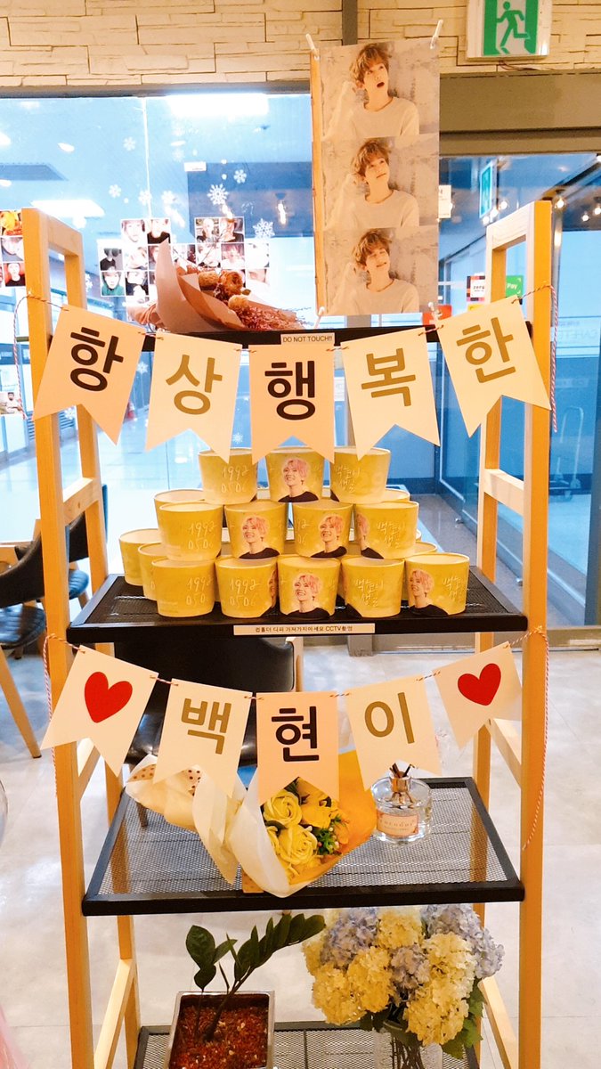 940114_920506's tweet photo. 큥일 카페투어 첫번째 카페머머😊
오픈시간즈음 갔는데 첫손님일줄알았는데 이미 두분이나 계셨구😅 그래도 일찍방문하니까 사람별로 없어서 카페구경 편하게 했어요! 컵홀더이벤트 열어주셔서 감사합니다! 앞으로도 항상 행복할 ♥백현이♥ 다시한번 생일 축하해❤ 사랑해
#빛이_내린_오월의_봄 https://t.co/MA3rahh0lz