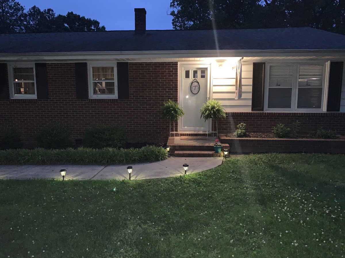 katie_tielking's tweet image. My porch light is on to honor the Class of 2020 #sharevcs #BeTheLight #VANCECoProud