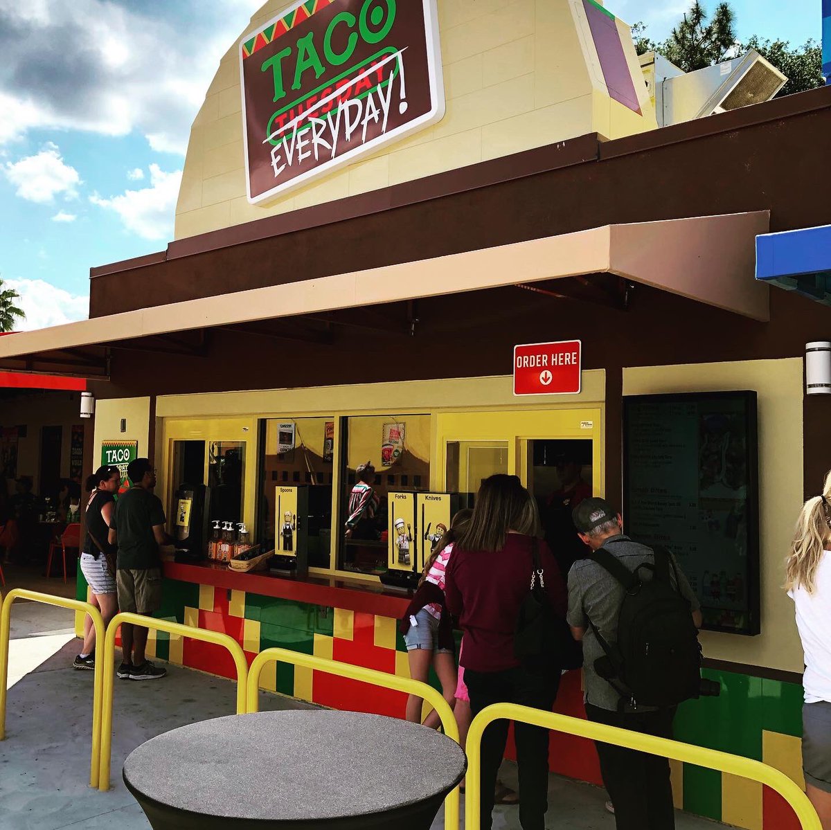 🌮 Taco EVERYDAY! 🇲🇽 Grab a BRICKTASTIC meal next time you’re visiting <a href="/legolandflorida/">LEGOLAND Florida</a>’s #LEGOMovieWorld 😋
#LEGOLAND #LEGOLANDFL #BuiltForKids