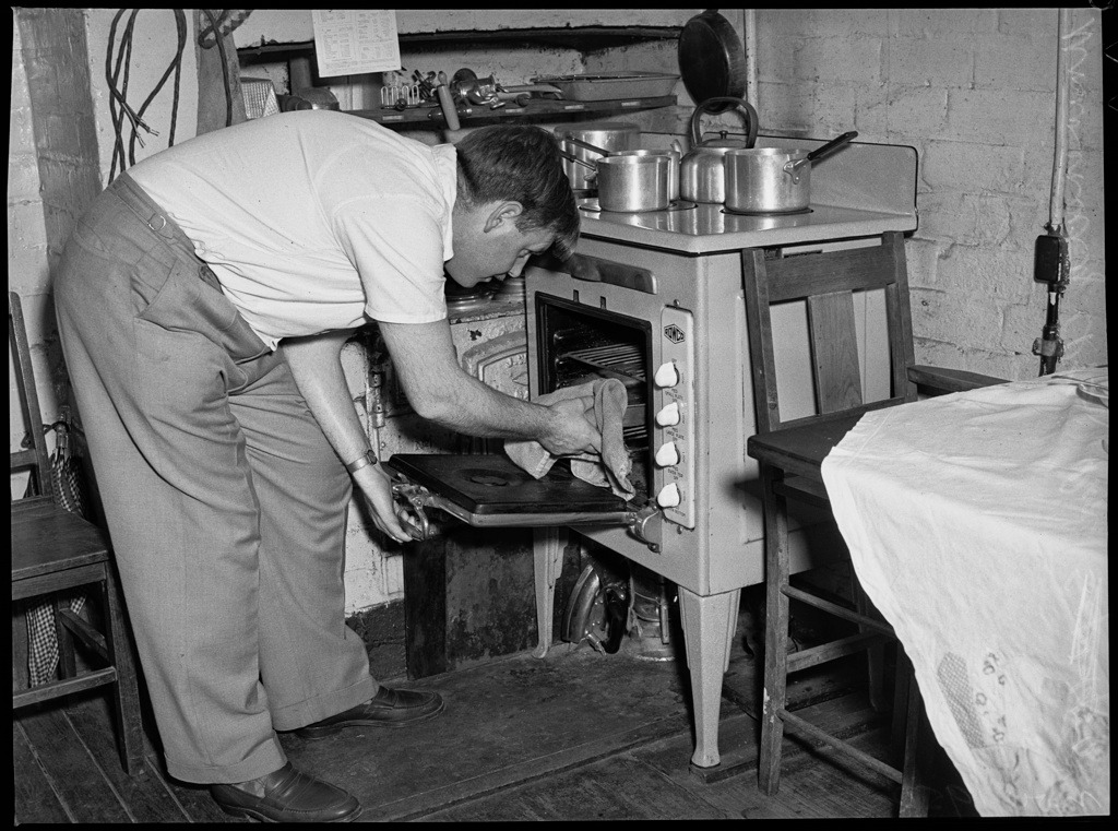 statelibrarynsw's tweet photo. Gardening, baking and reading – just a few 'isolation activities' captured by Ivan Ives for #PixMagazine in 1950.
https://t.co/ClEc7Cy461 https://t.co/LHhp8Om5XD