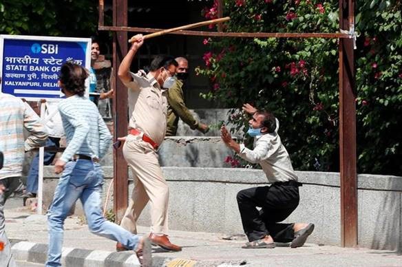ianbremmer's tweet photo. Social distancing enforcement in India https://t.co/NRe2oOdf2u