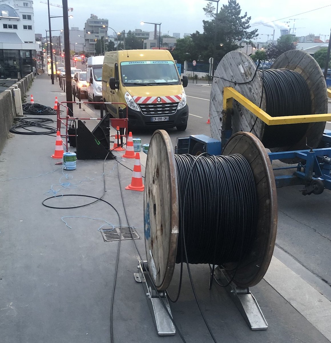 delafosx's tweet image. Réparation en cours du côté d’Ivry-sur-Seine... vu le nombre de cables, c’est loin d’être fini. Bon courage aux (nombreuses) équipes sur place. @AlertePelleteuz @acontios_net