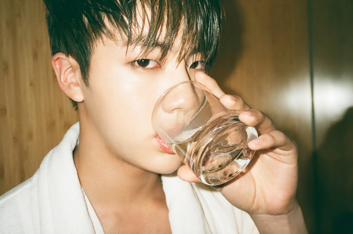 TINYSEOKJlN's tweet photo. this seokjin still haunts me https://t.co/up3tU4ISjf