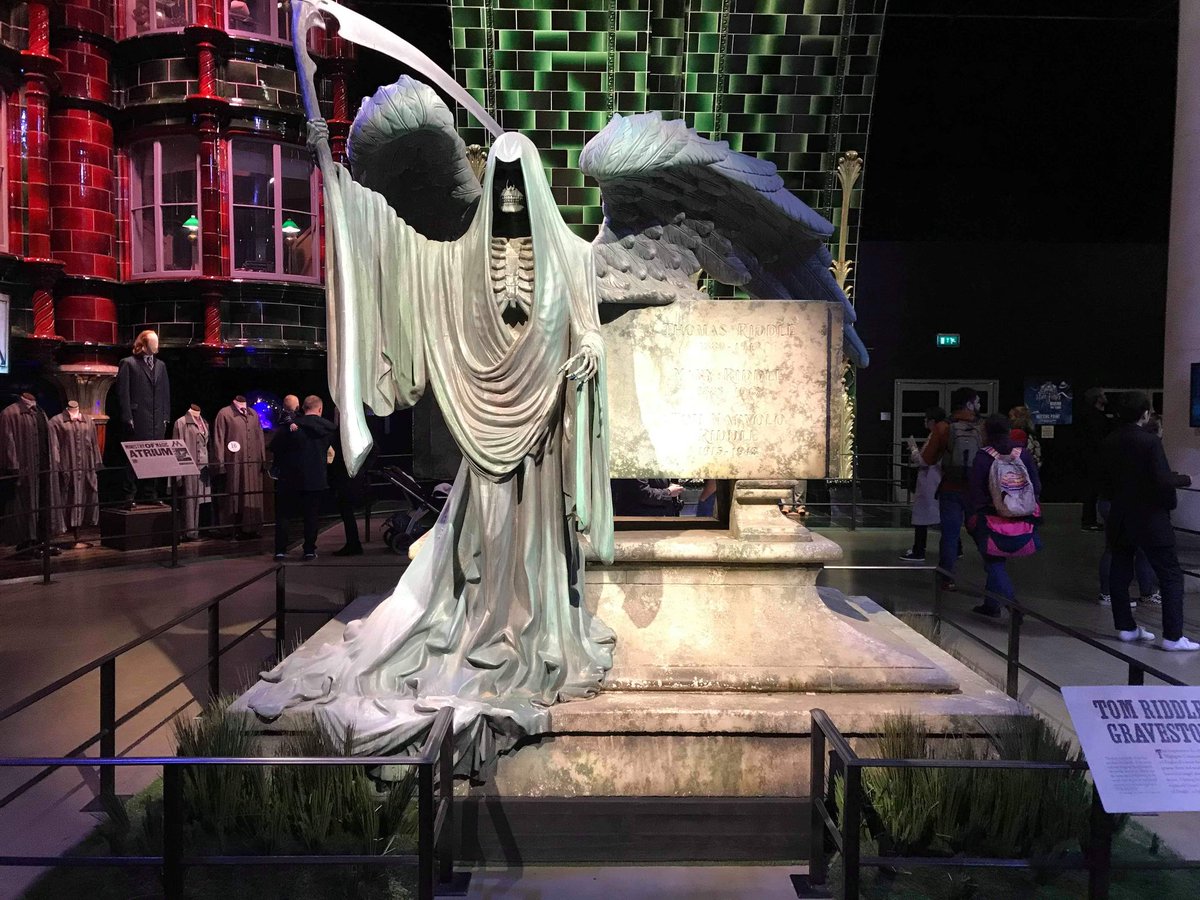La tombe de Tom Jedusore alias Voldemort que Harry Potter voir dans ses rêves #HarryPotter