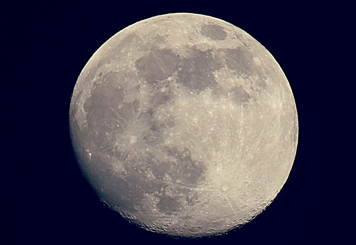 NatureUK's tweet photo. The moon tonight. https://t.co/ToBXCXBIOy