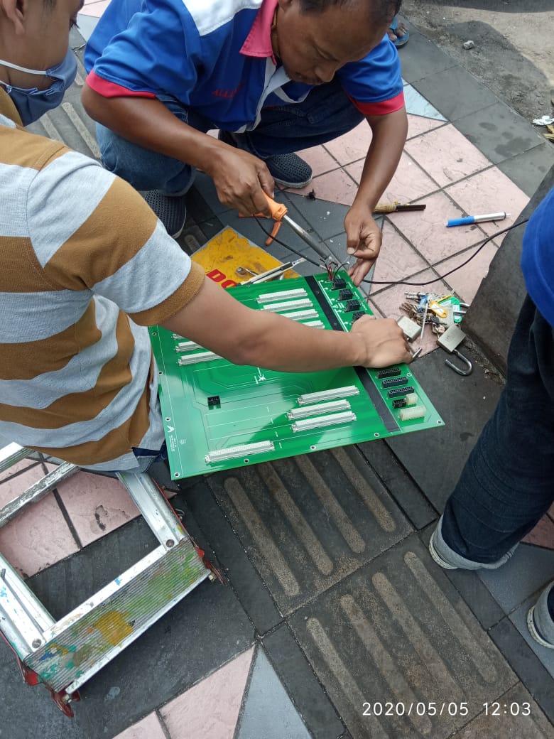 dishubklaten's tweet photo. Selasa, 5 Mei 2020 Pukul 12.59 WIB

Giat Perbaikan Traffic Light di Bangjo Bareng Nagamas bersama teknisi dari Allindo, menindaklanjuti aduan dr masyarakat.

#DishubKlaten
#timgerceptrafficlight
#mrll
#simpangempat
#KlatenBersinar https://t.co/t2a8C0rPaU