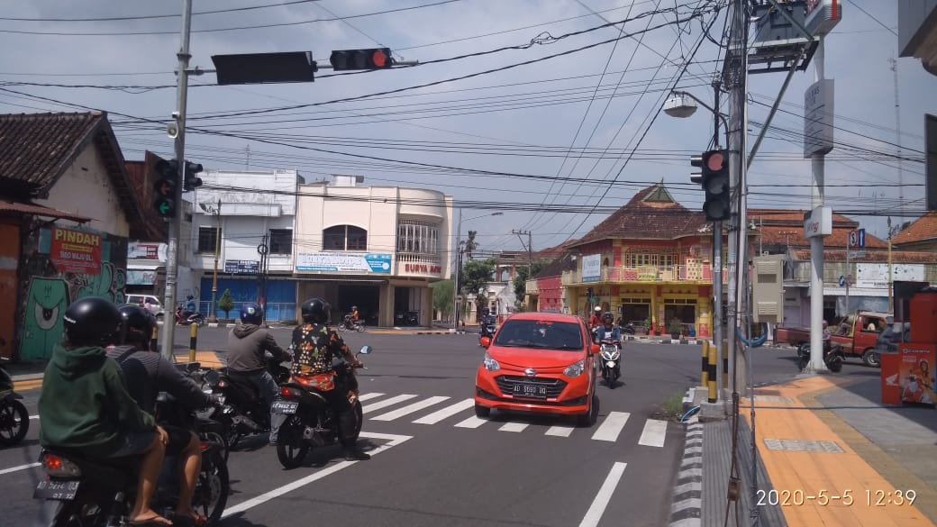 dishubklaten's tweet photo. Selasa, 5 Mei 2020 Pukul 12.59 WIB

Giat Perbaikan Traffic Light di Bangjo Bareng Nagamas bersama teknisi dari Allindo, menindaklanjuti aduan dr masyarakat.

#DishubKlaten
#timgerceptrafficlight
#mrll
#simpangempat
#KlatenBersinar https://t.co/t2a8C0rPaU