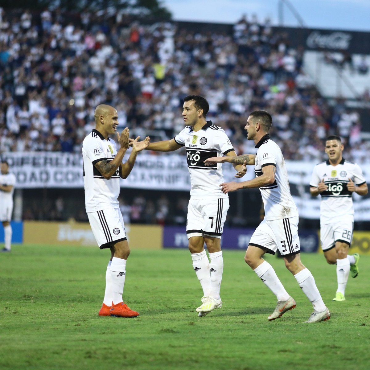 OlimpiaMedia's tweet photo. 18 de mayo, 2019 | Fecha 22.
@elClubOlimpia (2-0) Guaraní.
El último capítulo de una historia donde #Olimpia, volvió a ser #Olimpia. 🖤
⚽️ @alesilva_89.
⚽️ William Mendieta.
Llegaba el 4° 🏆 INVICTO de la historia.
¡En #ParaUno, salimos campeón! 🎵🎶
#SuperTRIC4MP3ONES 🌟 https://t.co/afvlbxd8dj