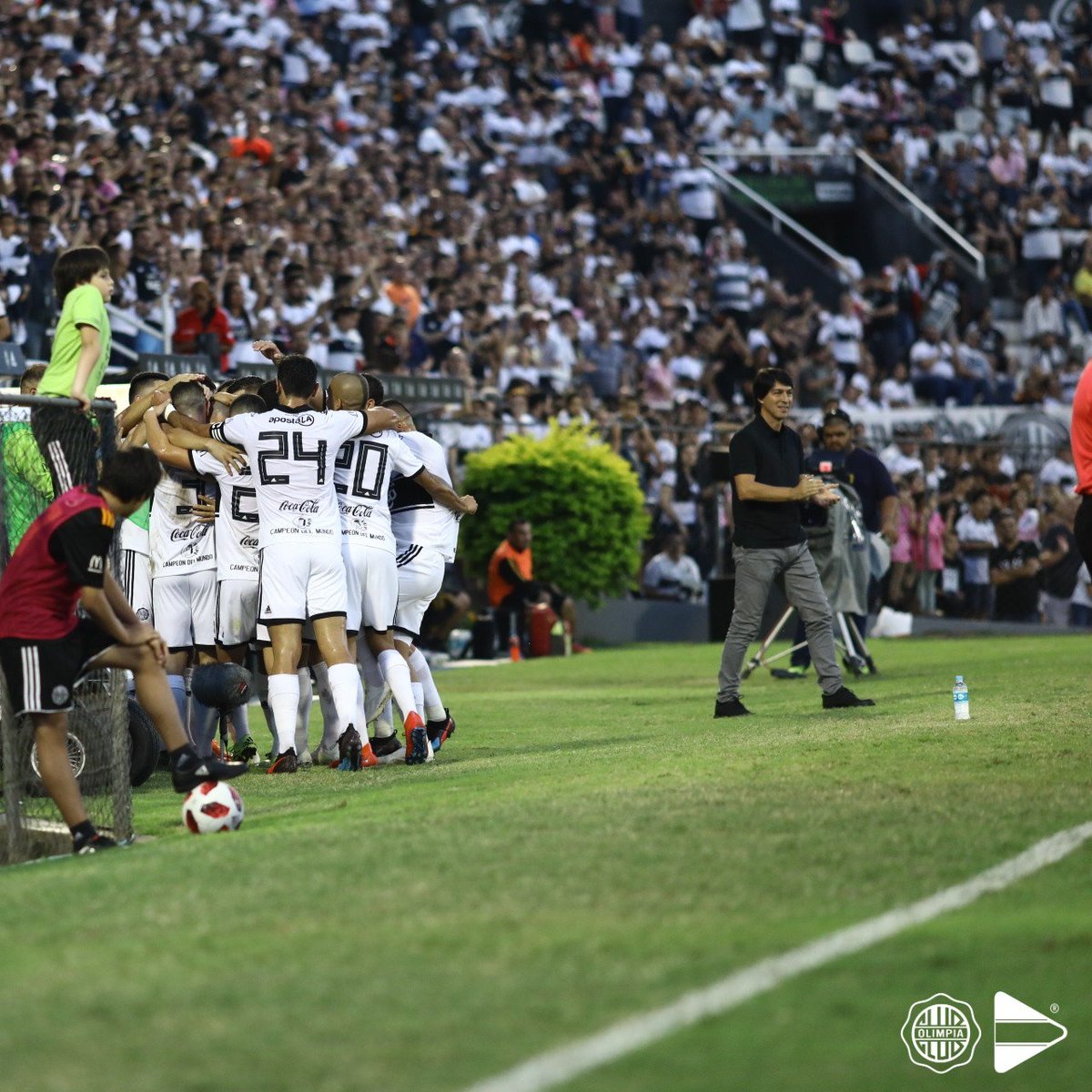 OlimpiaMedia's tweet photo. 18 de mayo, 2019 | Fecha 22.
@elClubOlimpia (2-0) Guaraní.
El último capítulo de una historia donde #Olimpia, volvió a ser #Olimpia. 🖤
⚽️ @alesilva_89.
⚽️ William Mendieta.
Llegaba el 4° 🏆 INVICTO de la historia.
¡En #ParaUno, salimos campeón! 🎵🎶
#SuperTRIC4MP3ONES 🌟 https://t.co/afvlbxd8dj
