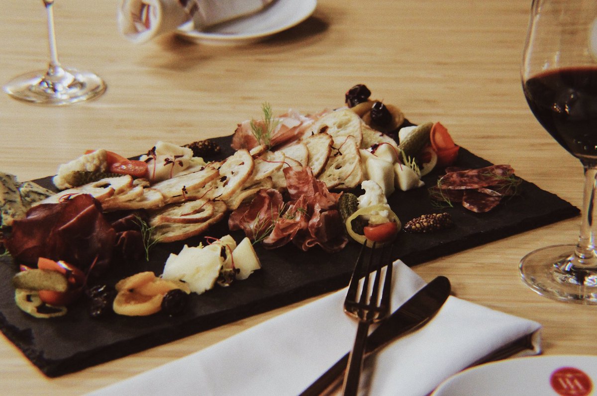 PERFECT PAIRING • Don't be afraid to step outside the box when preparing the perfect pairing.
⠀
#yourwineisourpassion