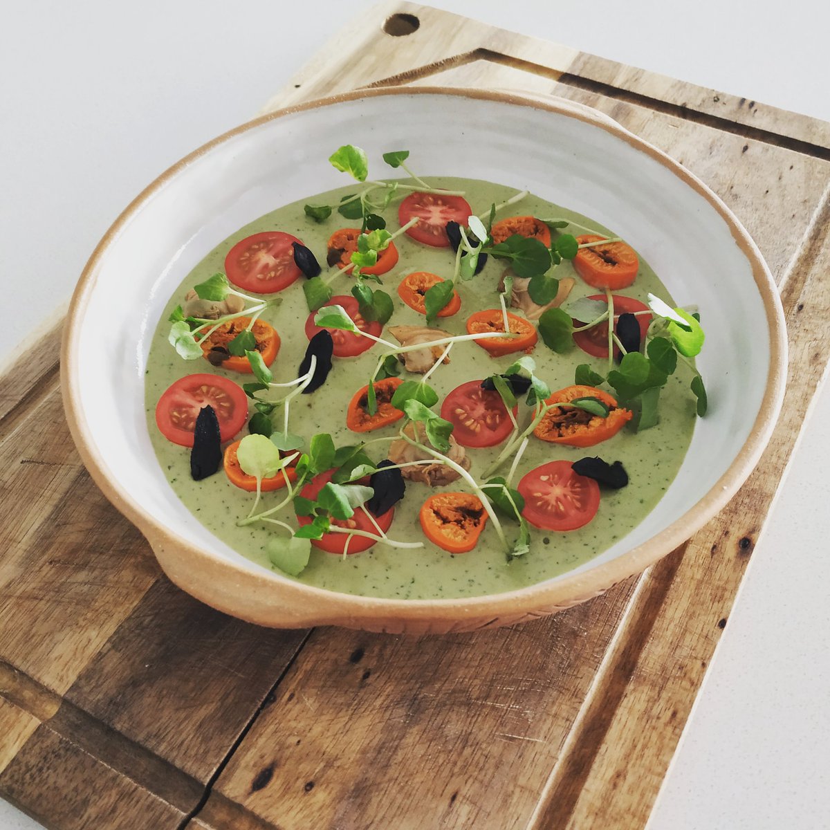 tissinetti's tweet photo. Momentos de cocinero en cuarentena 😬😬🥘🥘👨🏽‍🍳👨🏽‍🍳
Piure en salsa verde, con almejas escabechadas, ajo negro chilote y tomate fermentado.
#recetas #piure #ajonegro #gastronomia #Food #restaurante #cocina #foodstagram #foodphotography #santiago #chile  #fermentacion #fermento https://t.co/dZYA8dYGwU