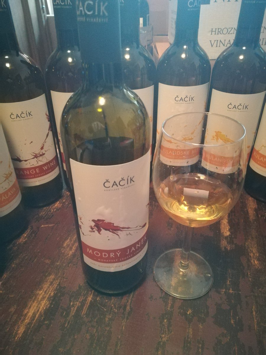 enologickyklub's tweet photo. Naturální vína z #vinarstvicacik #kobyli #modrehory jsou vyráběné s láskou a péčí paní Zdeny. Modrý Janek r. 2018 kořenitější a lehčí #veltlin, nečířeno a nefiltrovano a střídmě ošetřeno SO2. @WinetasticCZ @GreatGreyTryjan @AntonWohlfahrt #naturalwine #modryjanek #morava #padelky https://t.co/SFtODUUTB8