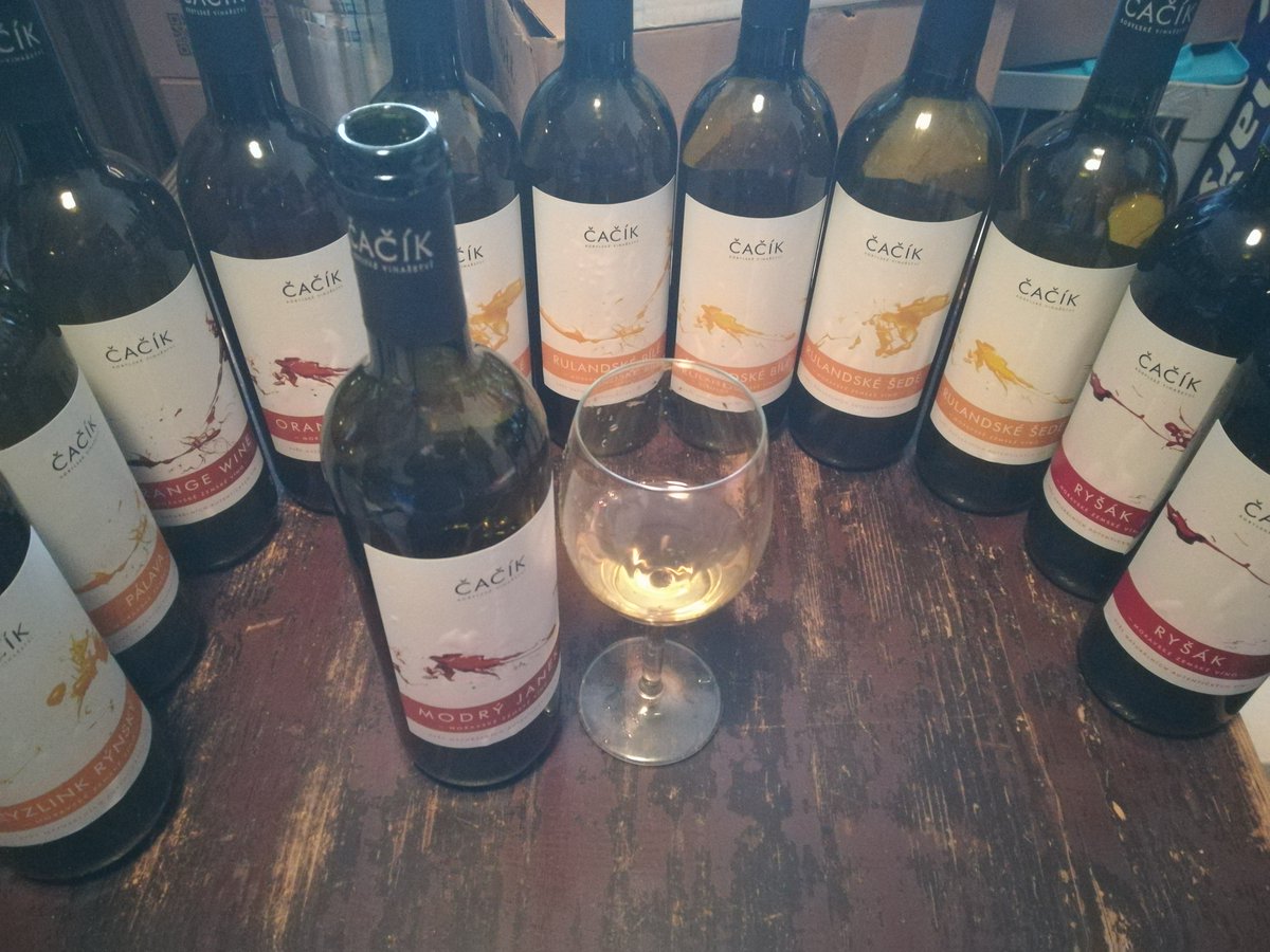 enologickyklub's tweet photo. Naturální vína z #vinarstvicacik #kobyli #modrehory jsou vyráběné s láskou a péčí paní Zdeny. Modrý Janek r. 2018 kořenitější a lehčí #veltlin, nečířeno a nefiltrovano a střídmě ošetřeno SO2. @WinetasticCZ @GreatGreyTryjan @AntonWohlfahrt #naturalwine #modryjanek #morava #padelky https://t.co/SFtODUUTB8
