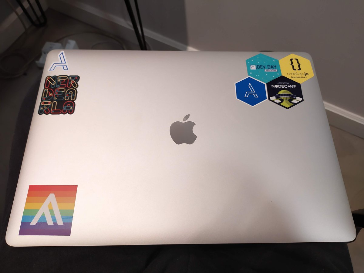 nohorbee's tweet photo. Pronto a devolver esta compu. En la nueva, no tengo los stickers así que arrobo acá para ver si me reservan algunos pa cuando pase la cuarentena: @Acamica_com, @nerdearla, @asapptech, @Meetupjs_ar https://t.co/itdD3UuV2q