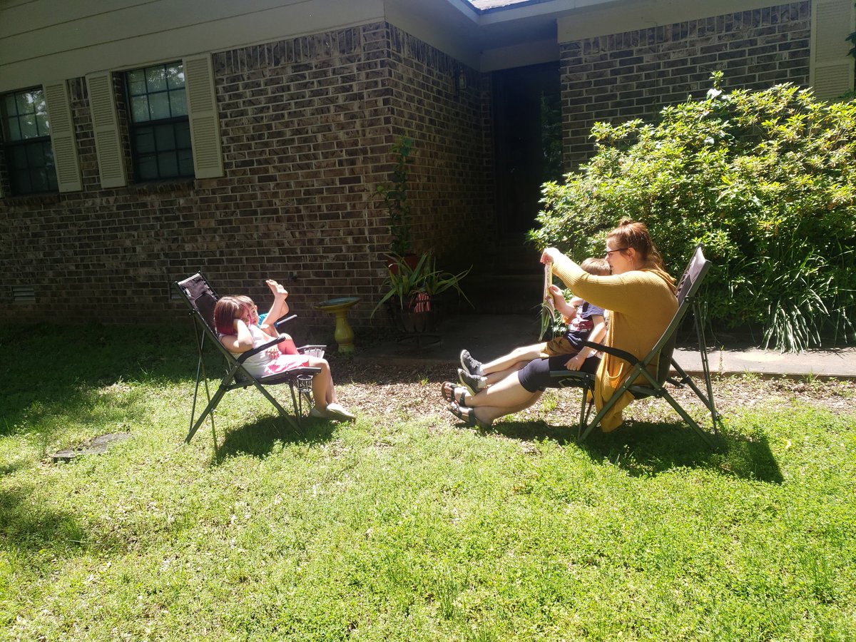 cean182's tweet image. My 6 year olds Kindergarten teacher came to our house and read her and my youngest son a book, all while social distancing ❤🥰 She did this for her entire class! This is the stuff amazing teachers are made of ❤ #TeacherAppreciationWeek2020 
#NationalTeacherDay