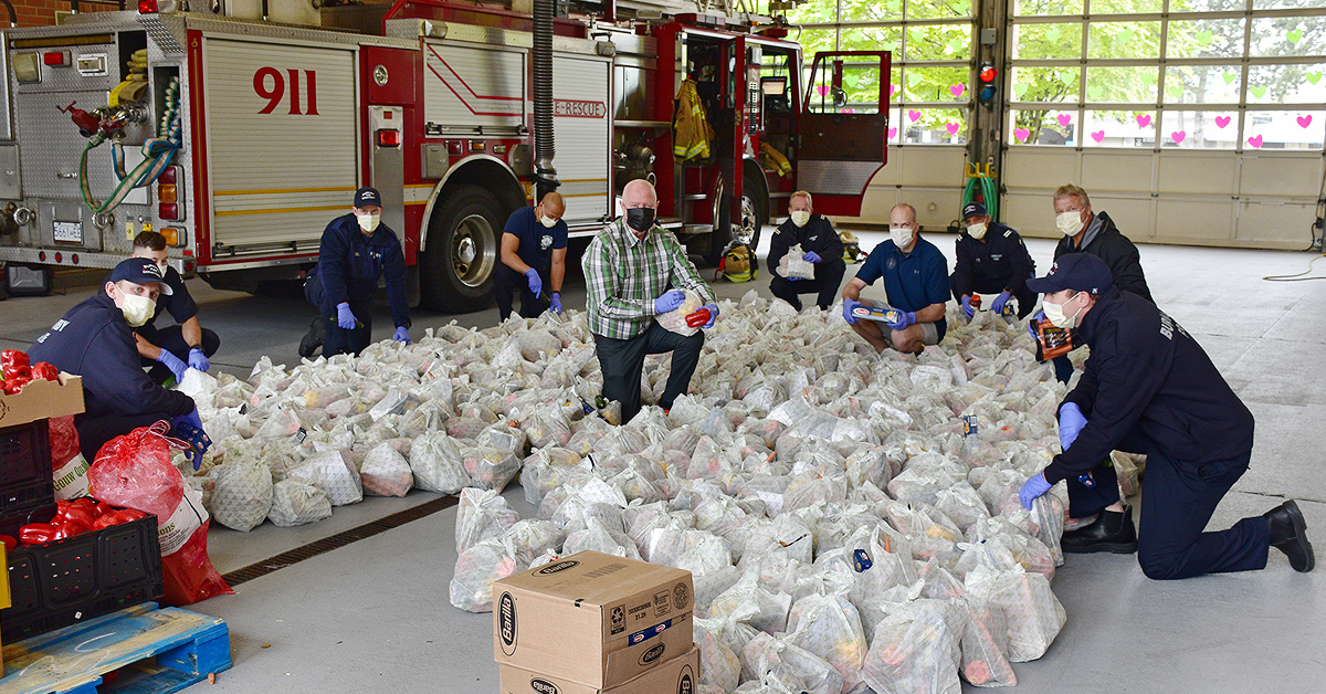 MayorofBurnaby's tweet photo. Mayor Hurley and members of @BurnabyFireDept @IAFF323 bagged groceries to deliver to 550 families. The Burnaby Firefighters Charitable Society partnered with @burnabyschools to identify families needing support through the Burnaby Firefighters snack program. https://t.co/Uk7ZuCidrA