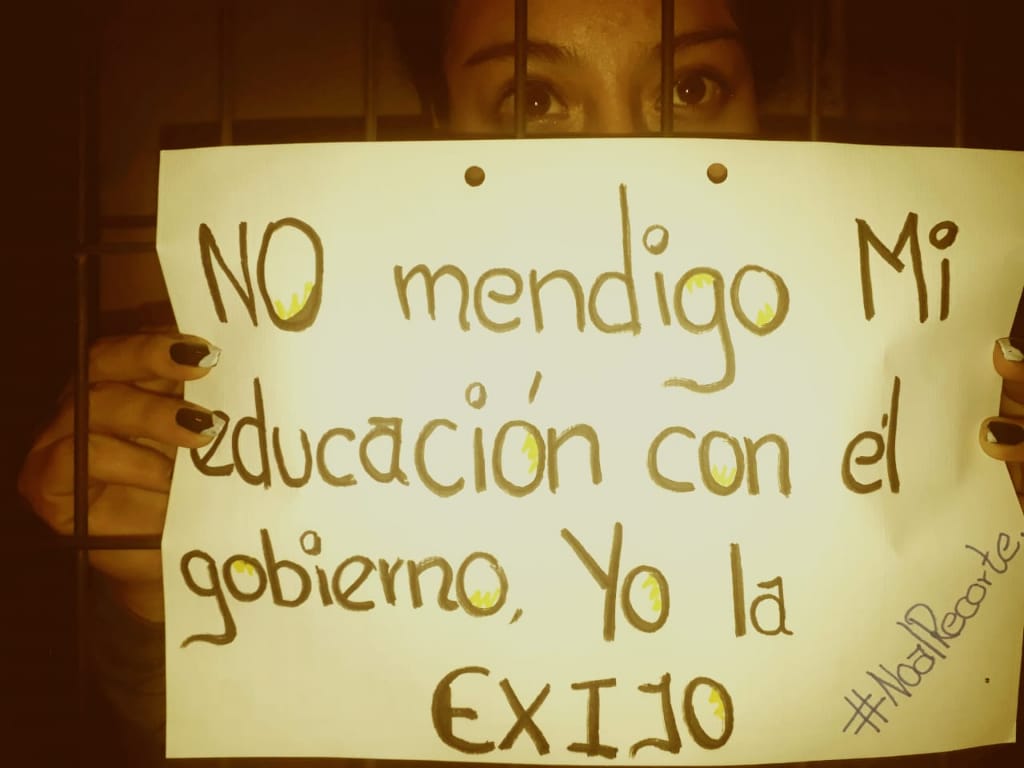 Mary_Fernanda09's tweet photo. La educación es la mejor arma para transformar el mundo, es la mejor salvaguardia de la libertad, es mejor que un ejército permanente, no se vende ni se minimiza, se comparte.
#NoAlRecortePresupuestario  
#NOalRecorte
@Lenin no permitiremos que robe nuestros sueños. https://t.co/O3NWbdiFCU