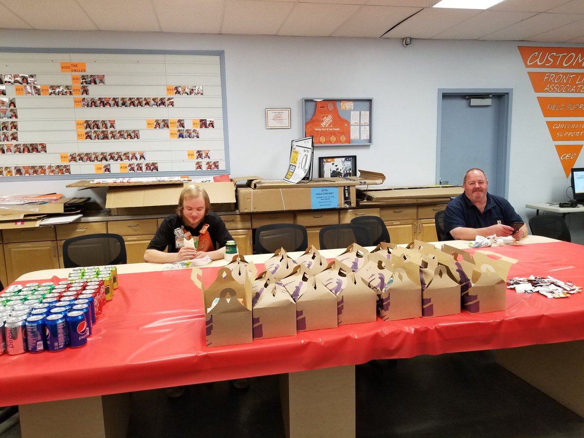 Happy Cinco de mayo! Feeding our crew with tacos and burritos for all their hard work! Thank you 4026 you've been crushing it! @CumminsLucas <a href="/kyle_mckinnon12/">🅺🆈🅻🅴 🅼🅲🅺🅸🅽🅽🅾🅽</a> <a href="/SummerB_THD4026/">Summer Burton</a> #thd4026 #5DeMayo