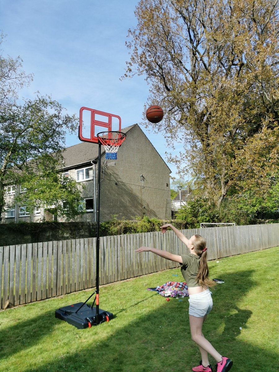 SMPerformancetr's tweet photo. Abi is a girl of two halves. Super sporty and phenomenal at art.  Lovely watching her make a flower wreath with @KirstyMclaughl5 

#basketball #art #creative #stepmum #flowerwreath #happiness @BredilandSchool https://t.co/b1A4RnfAdn