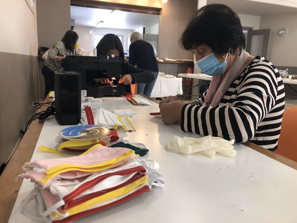 N_Dalmasso's tweet photo. #Mobilisation citoyenne à @PeillonVillage ! Quelques photos en direct de l’atelier de confection de #masques ! Un très grand bravo à l’ensemble des bénévoles mobilisés depuis 10 jours. Distribution prévue ce samedi aux habitants. + d’infos https://t.co/1amSYMy3s7 #MasquesPourTous https://t.co/RUPdj9pBlG