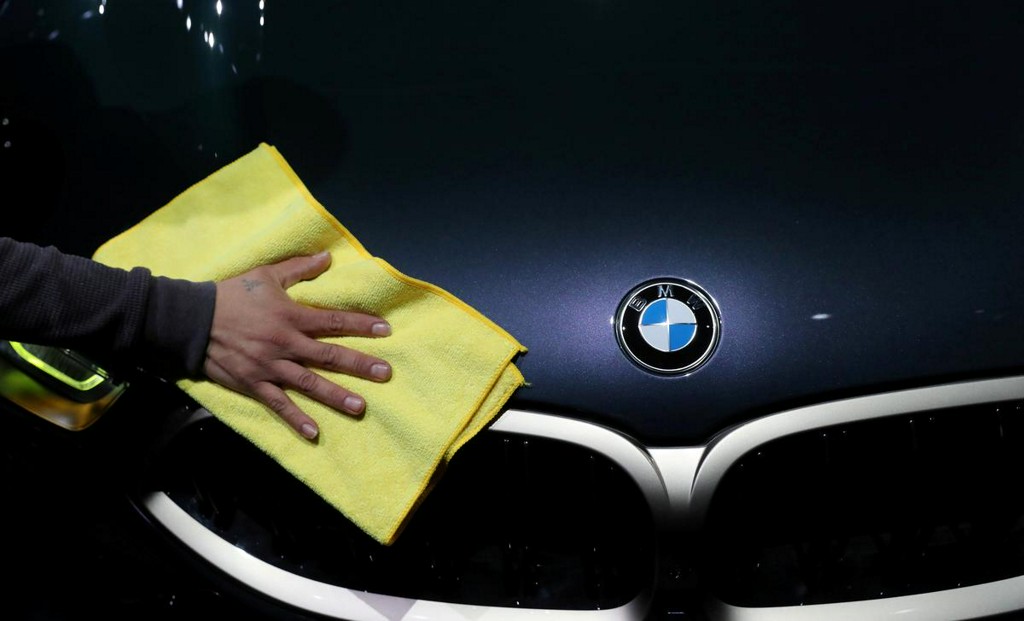 BMW cuts margin outlook for cars division, citing coronavirus woes reut.rs/35yrFiQ