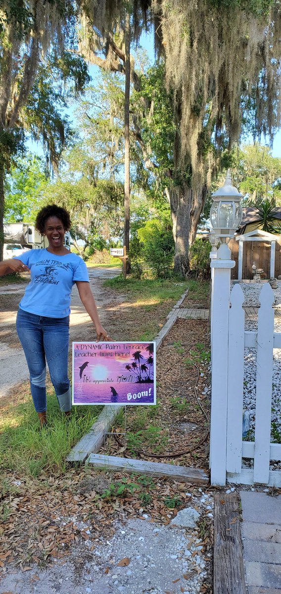 When you're trying to be sneaky, but call because you need to make sure you're at the right house, you get your picture taken! Thank you so much to my PTE family! Definitely feel appreciated! <a href="/KarenTroutman7/">Karen Troutman</a> @tharris278 <a href="/CorrineCob/">Corrine Cobb</a> and Ms. Sims!