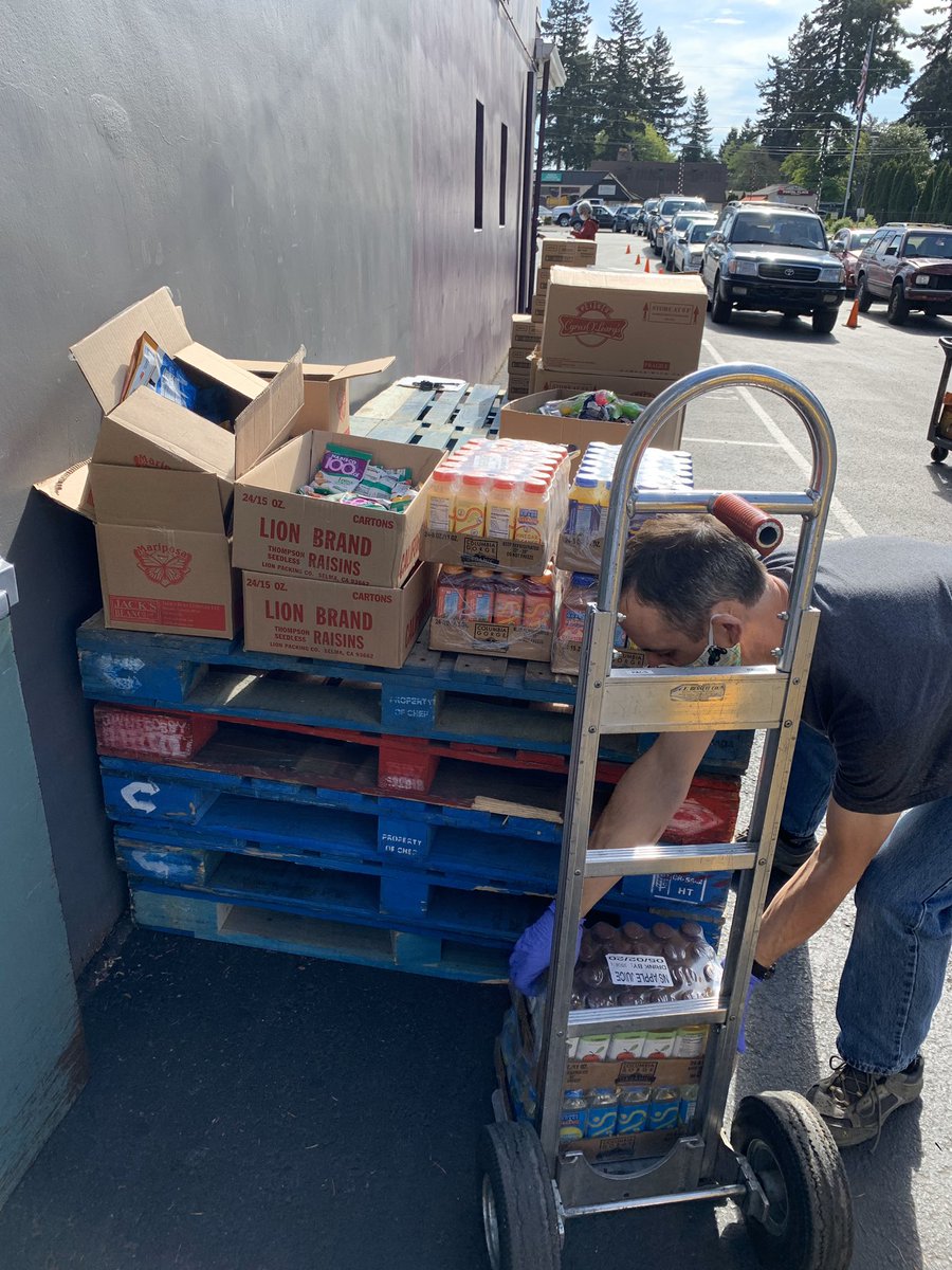 PACSPDX's tweet photo. Do you see the line of cars going out of our parking lot? That’s #foodsecurity! Grateful that we are open and able to serve our #Community.
Mon - Fri from 9:00a - 11:00a

#WeGotThisPDX #FoodPantry 

@KATUNews @GenevieveReaume @OregonGovBrown https://t.co/6FWmc2KpkC