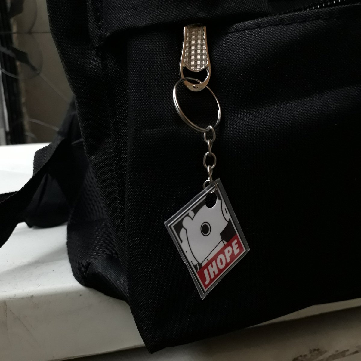 LeshanStore's tweet image. depois de surtos leves finalmante nasceu o primeiro chaveiro teste - chorando - e sim, teve alguns erros na hora do corte, mas como eu disse foi apenas um teste pra que eu pudesse entender cada material do chaveiro 💕