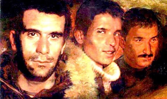 Seneler önce bugün, bu saatlerde, Deniz Gezmiş, Yusuf Aslan ve Hüseyin İnan’ı astılar.

Üç fidan, kendileri tekmeledi idam sehpasını ve her biri ayrı ayrı haykırdı gökyüzüne: “Yaşasın Tam Bağımsız Türkiye!”

Onları asla unutulmayacağız!
 #6Mayıs1972 #ÜçFidanÜçYürek