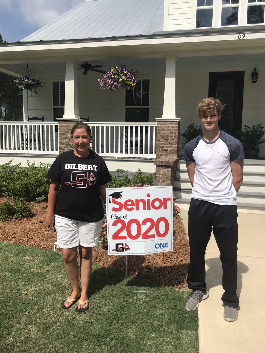 ReneeHarper3's tweet photo. Delivered signs today to Harper's Crew! #gilberthighclassof2020 https://t.co/omDKpYNcpX