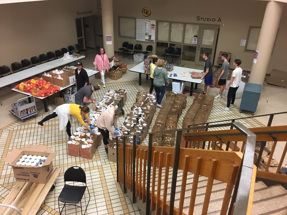 TomUmhoefer's tweet photo. Another full pack of food for our Diamondhead food distribution w our hardworking crew of Community Education staff and volunteers.  93 cars and 335 people served today!!@MayorEBKautz @191CommunityEd  @burnsvillemncvb @lSD191 @ttaylormn@cityofsavage https://t.co/m00CzrztGv