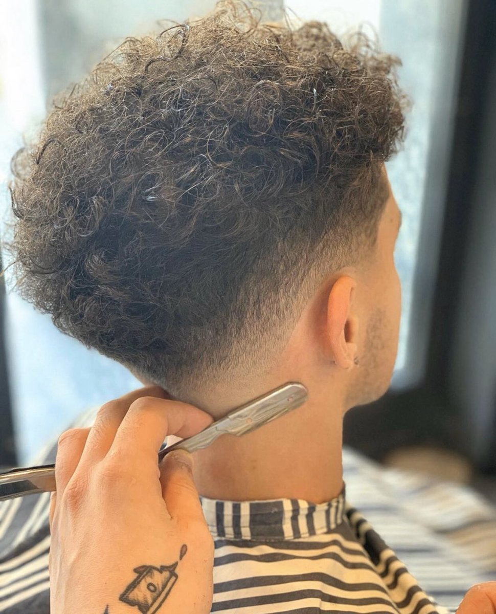 Chi non presta mai attenzione ai dettagli, è condannato a rimanere impigliato a una banale superficie
#barber