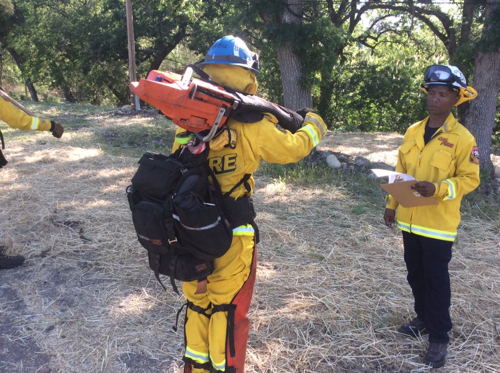 JhawkFire's tweet photo. @CALFIRE_ButteCo @CAL_FIRE @CALFIRE_ButteCo #DivisionChief #KenLowe picturd below is very good #firefighter &amp; #fireofficer. He is genuinely helpful all times &amp; very competent. For NorCal years, I watched Chief Lowe numerous times do right thing for the right reason many times under significant pressure. https://t.co/vIjq6E8oQP