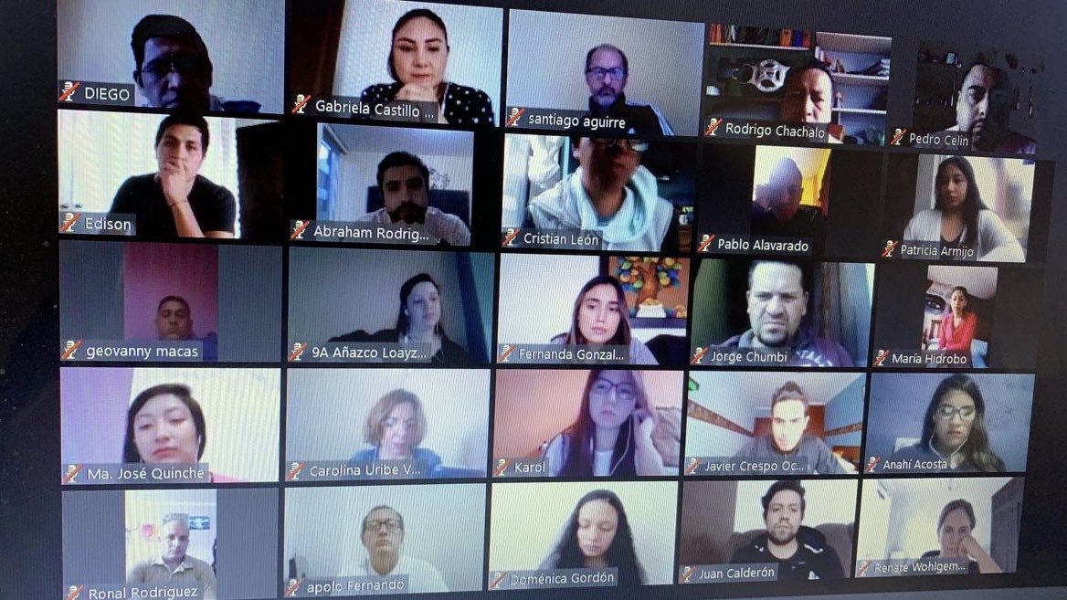 EstebanBernalB's tweet photo. Nuevamente nuestros jóvenes del Azuay y del país; dialogando con @LassoGuillermo. #SalvarVidas; #SalvarElEmpleo; #SalvarAlEcuador es una tarea de tod@s. La plataforma Zoom tiene casa llena con los jóvenes y Guillermo! Bien 💪 https://t.co/XLCRFAxwmg