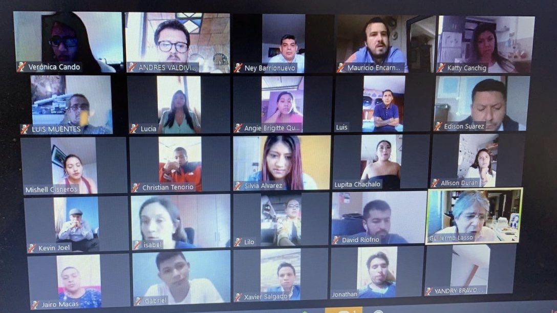 EstebanBernalB's tweet photo. Nuevamente nuestros jóvenes del Azuay y del país; dialogando con @LassoGuillermo. #SalvarVidas; #SalvarElEmpleo; #SalvarAlEcuador es una tarea de tod@s. La plataforma Zoom tiene casa llena con los jóvenes y Guillermo! Bien 💪 https://t.co/XLCRFAxwmg