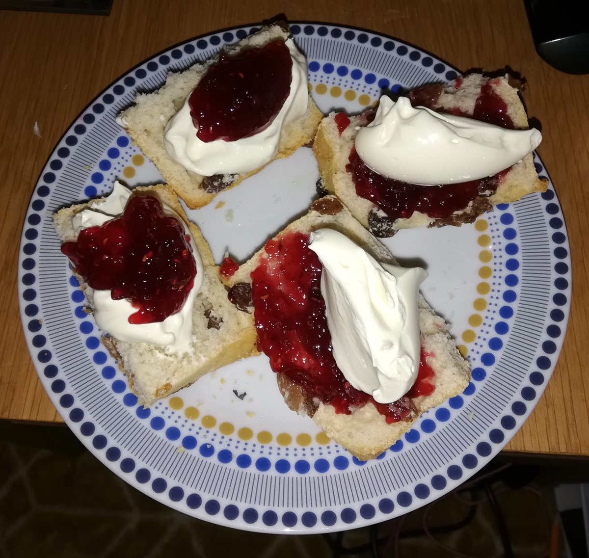 LLLChick's tweet photo. Fancy being controversial tonight......
#scone #jamcream #creamjam
🤣🤣🤣🤣🤣🤣 https://t.co/WmGWeSw3k4