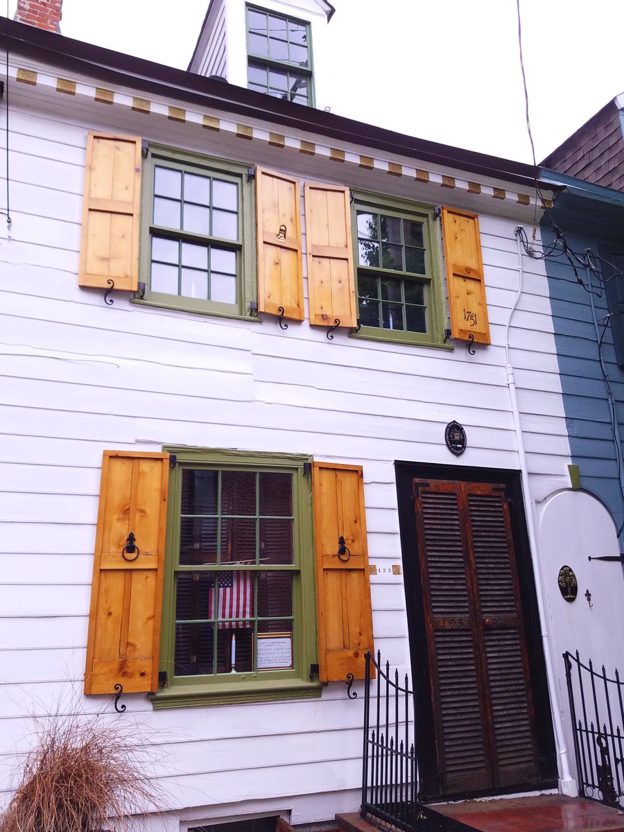 phunnyphilly's tweet photo. It's great to live in such an interesting old place so when you escape #QuarantineLife & go for a walk it's like a lesson in architectural history. This house circa 1750. #SeenInPhilly #Southwark #PreRevolution https://t.co/OaI5Jei8oC