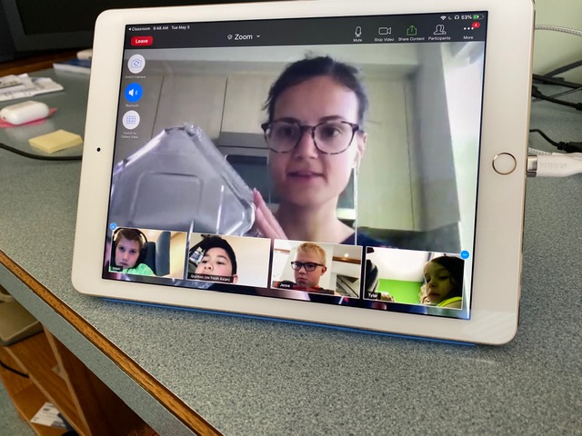 4sFantastic's tweet photo. What's up with waste and where does it go and what do we need to know? 
So many great learnings today with special guest speaker Danielle giving us the low down on landfills, compost and recycling in Calgary! The grade 4s are becoming trash masters! @FoothillsAC #onlinelearning https://t.co/eFAQY1Tu9W