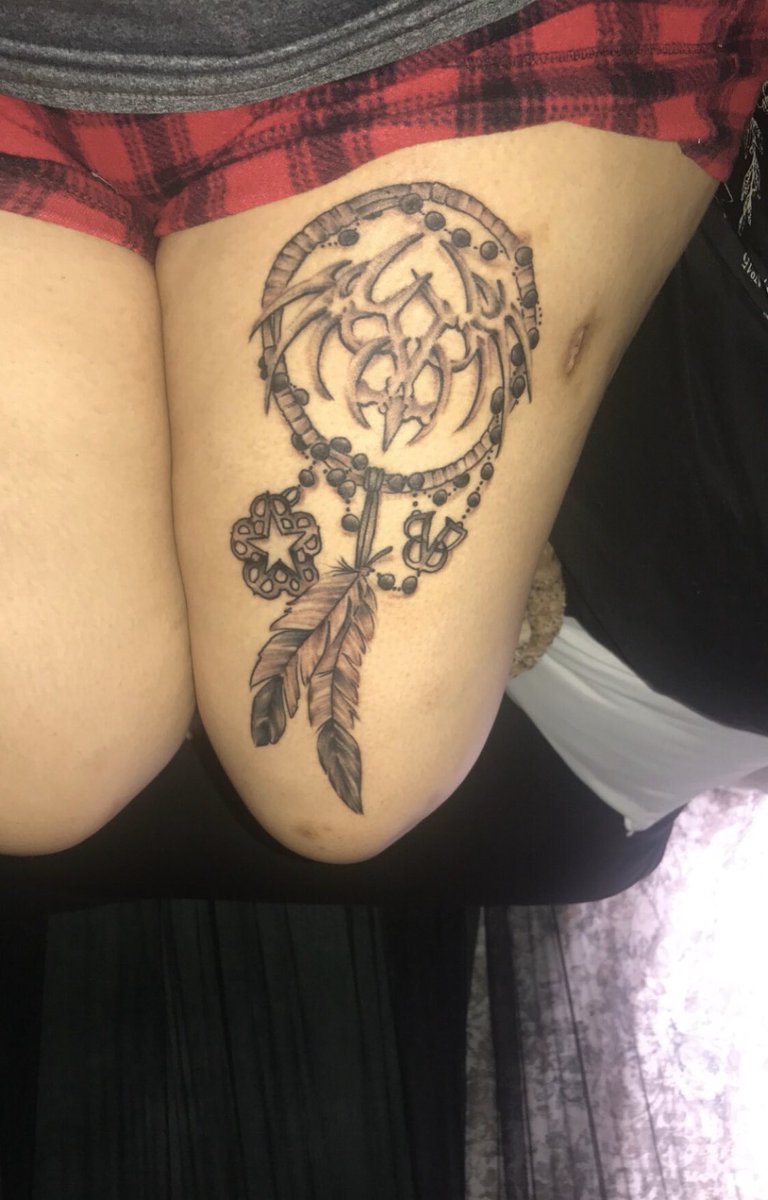 ErgjanovaBVB's tweet photo. My thigh still hurts lol fuckin swollen 😂🤘🤘🖤🖤🤷‍♀️💋💋 my new bvb tattoo @andyblack https://t.co/5vQg8SmdYx