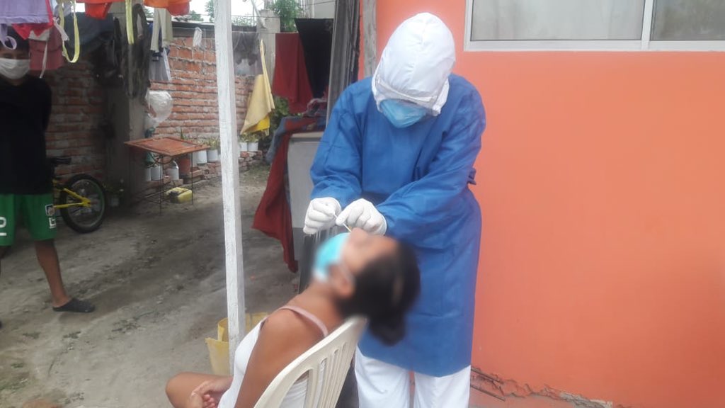 DPManabiSalud's tweet photo. #Manta | Se realizan tomas de muestras por pruebas rápidas por hisopado para #covid_19 en el cantón Manta. Las brigadas del Distrito de Salud se desplazan a los casos reportados. https://t.co/zuKtWbx1RF
