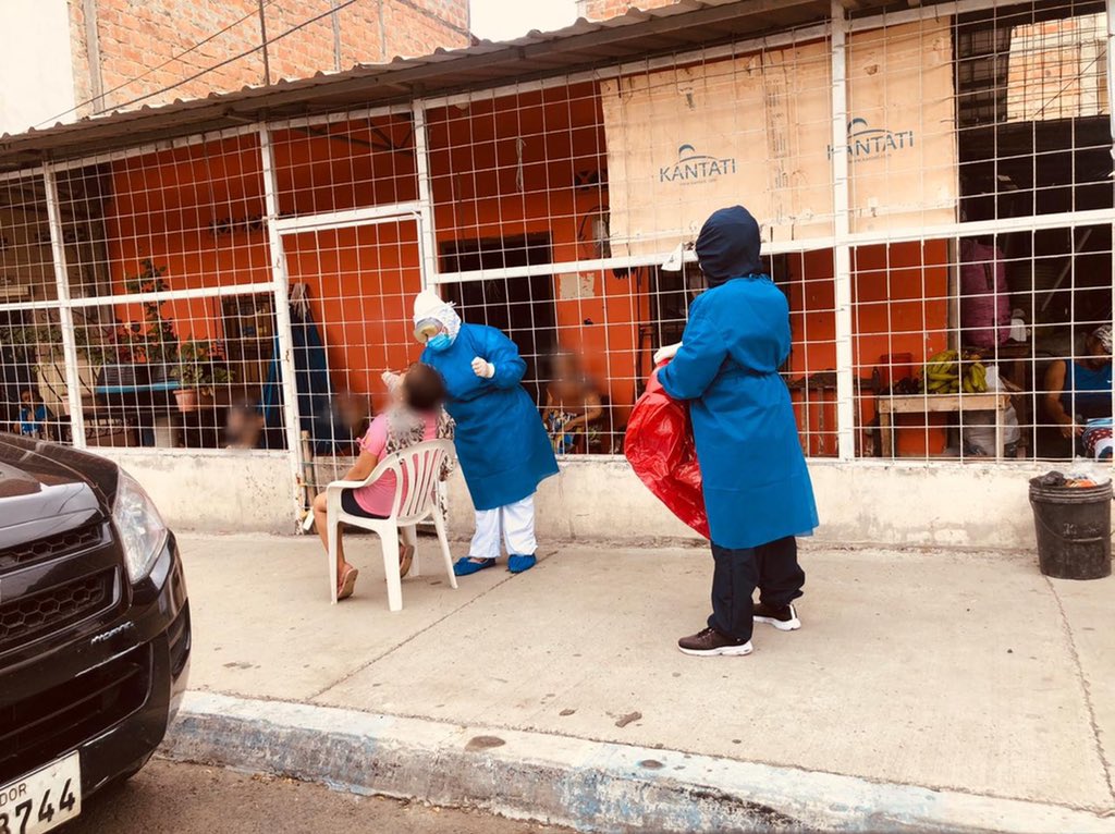 DPManabiSalud's tweet photo. #Manta | Se realizan tomas de muestras por pruebas rápidas por hisopado para #covid_19 en el cantón Manta. Las brigadas del Distrito de Salud se desplazan a los casos reportados. https://t.co/zuKtWbx1RF